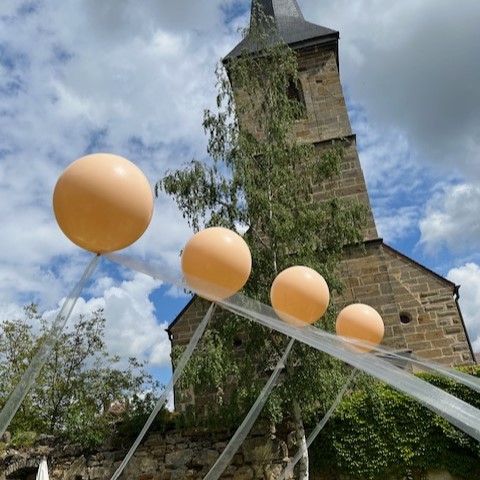 Weiße Riesen-Heliumballons mit Tüllband