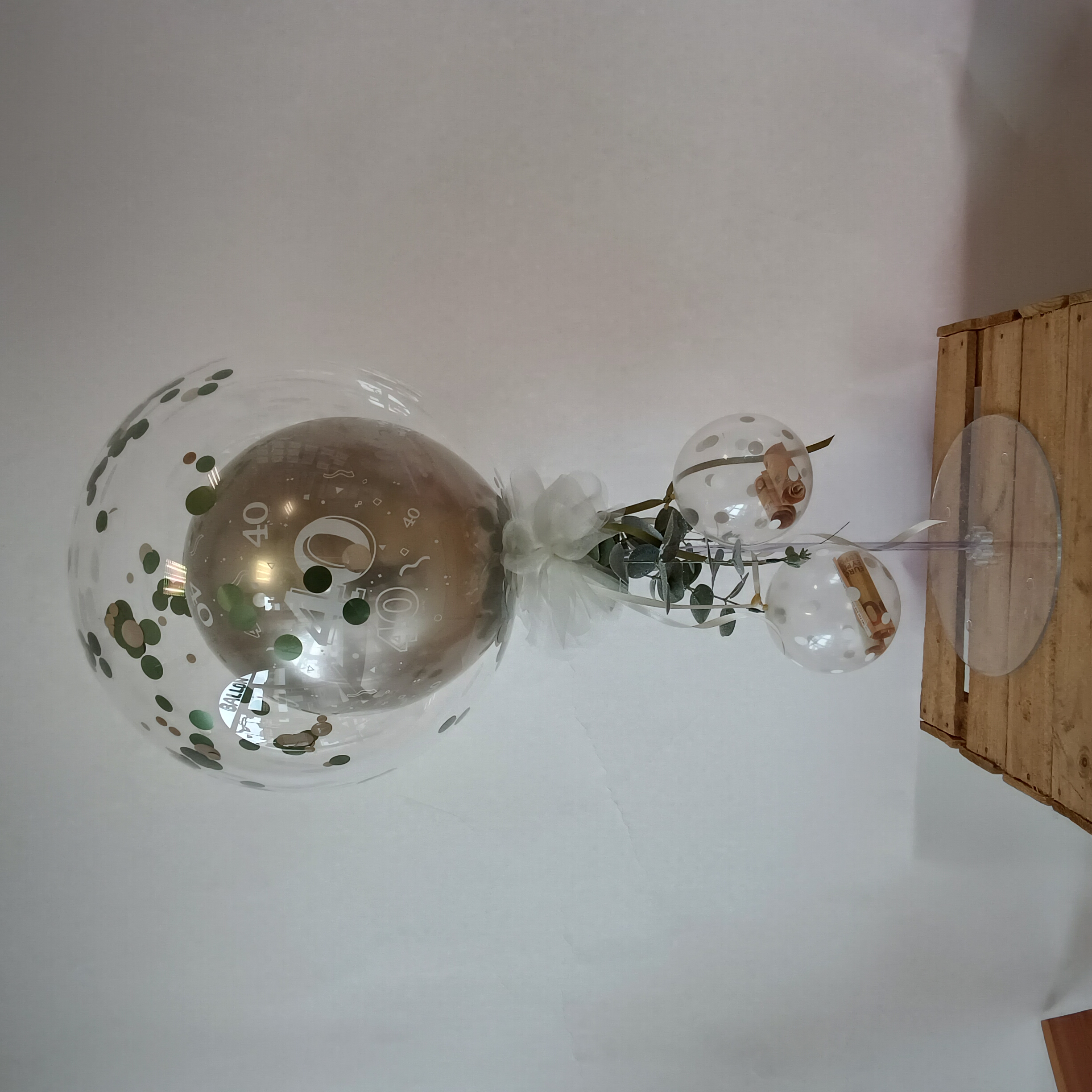 Transparenter Ballon mit innerem '40'-Ballon in Bronze, Eukalyptus und Geldballons