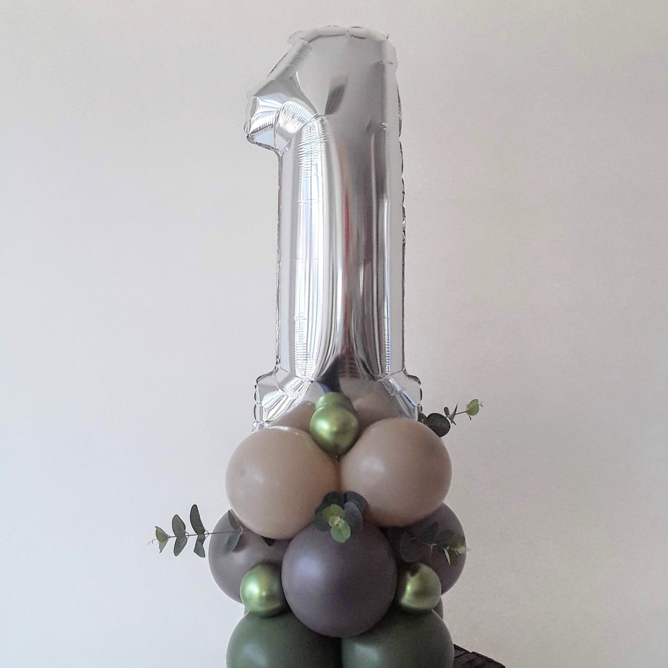Ballon-Zahl 1 in Silber auf natürlicher Basis mit Eukalyptus-Details