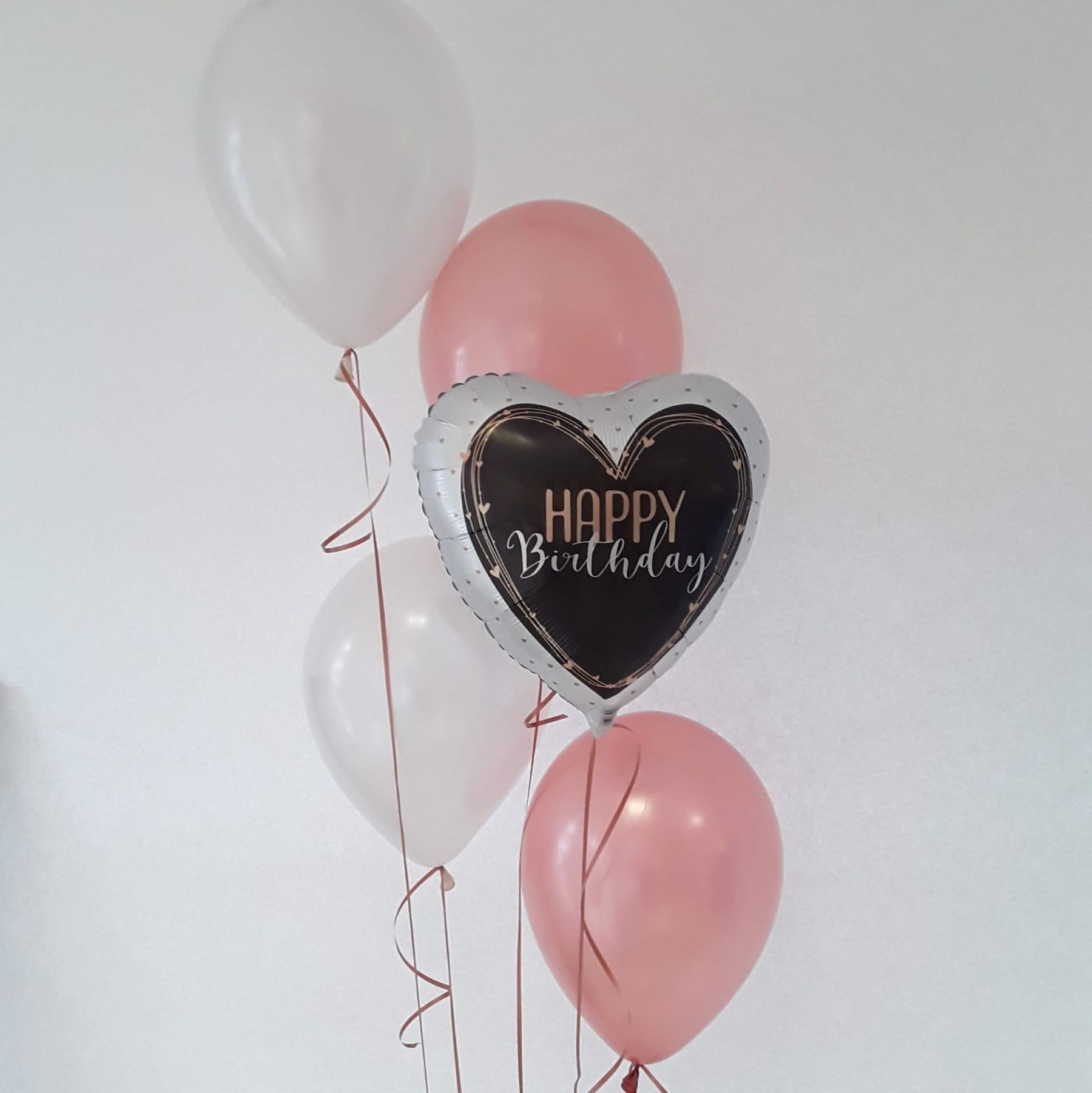Ballonstrauß aus Latexballons in Rosa und Weiß, mit Folienballon in Herzform mit 'Happy Birthday'-Aufdruck