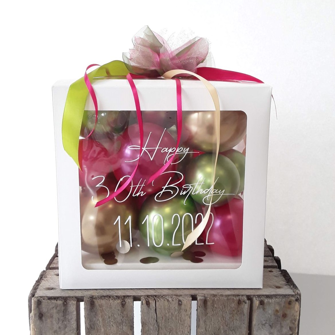 Ballonbox mit Ballons in Pink, Grün und Gold, Aufdruck zum 30. Geburtstag und Datum, Schleife in Grün-Pink.