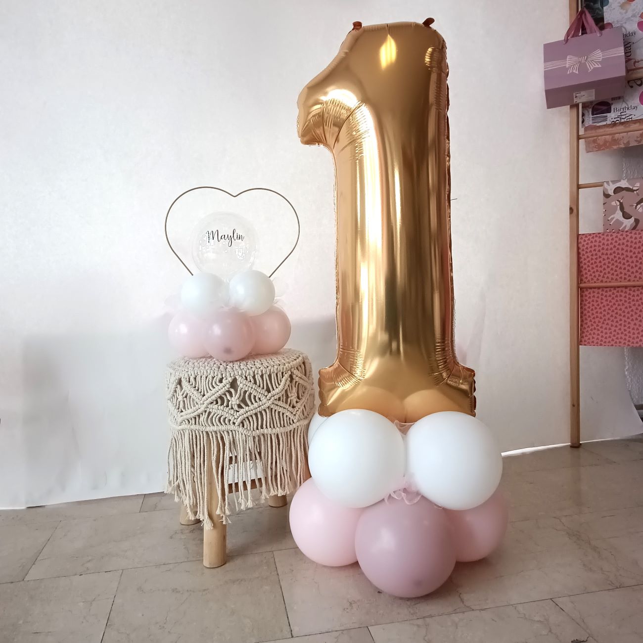 Ballon-Zahl 1 in Gold mit rosa und weißen Ballons und Herzrahmen mit Namen Maylin