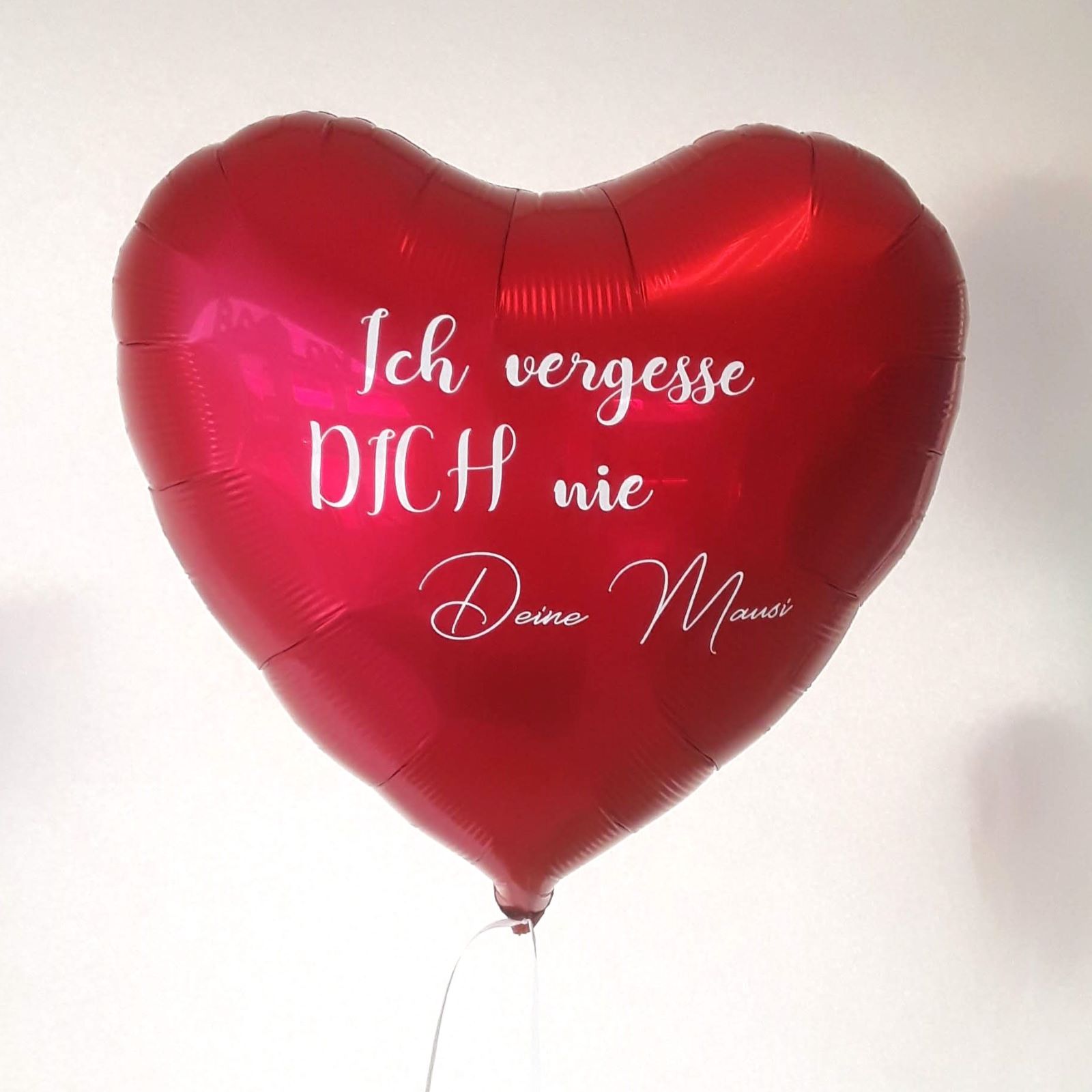 Roter Herz-Folienballon mit weißem Aufdruck 'Ich vergesse DICH nie – Deine Mausi'.