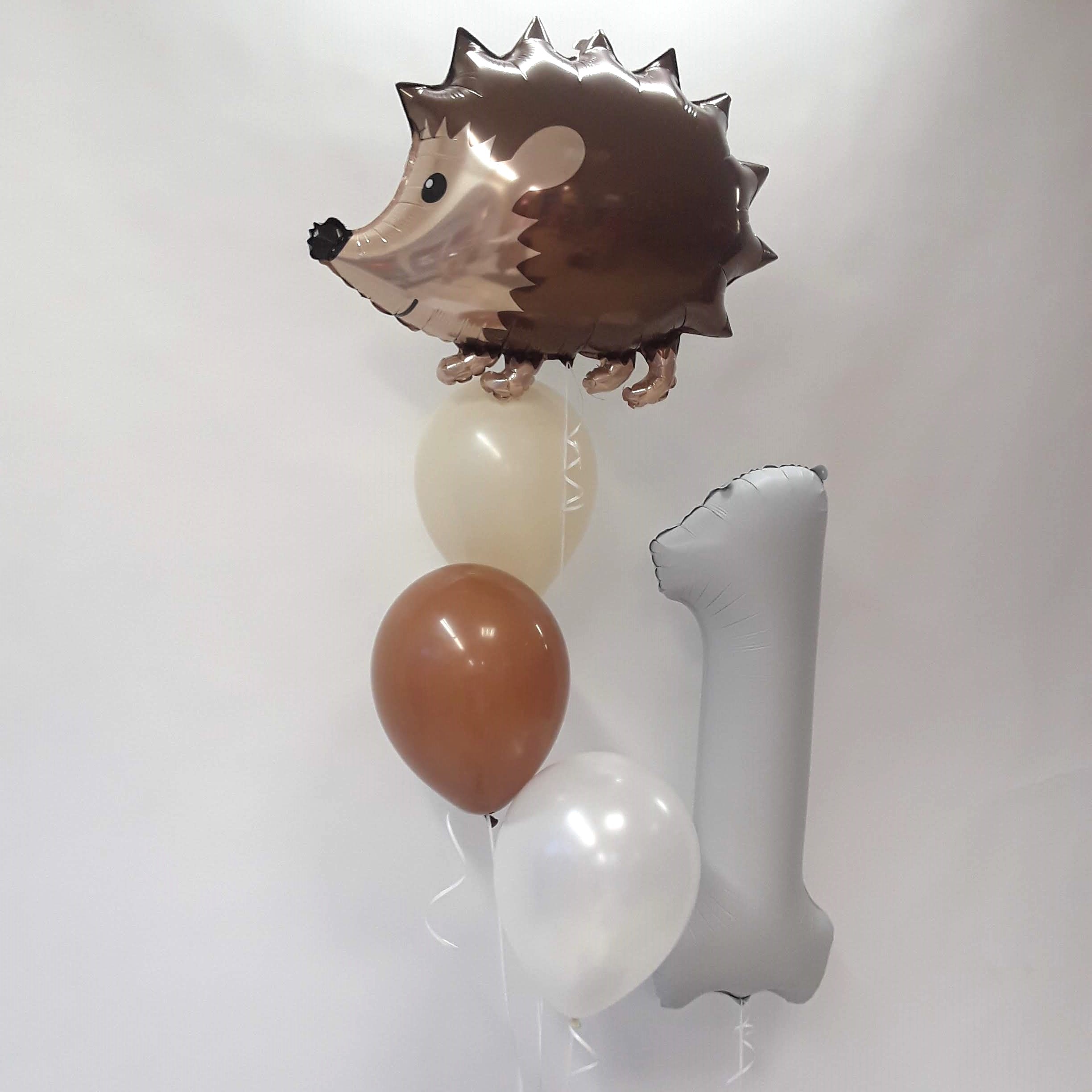Ballon-Zahl 1 in Grau mit süßem Igel-Ballon, naturfarbener Basis und Heliumballons