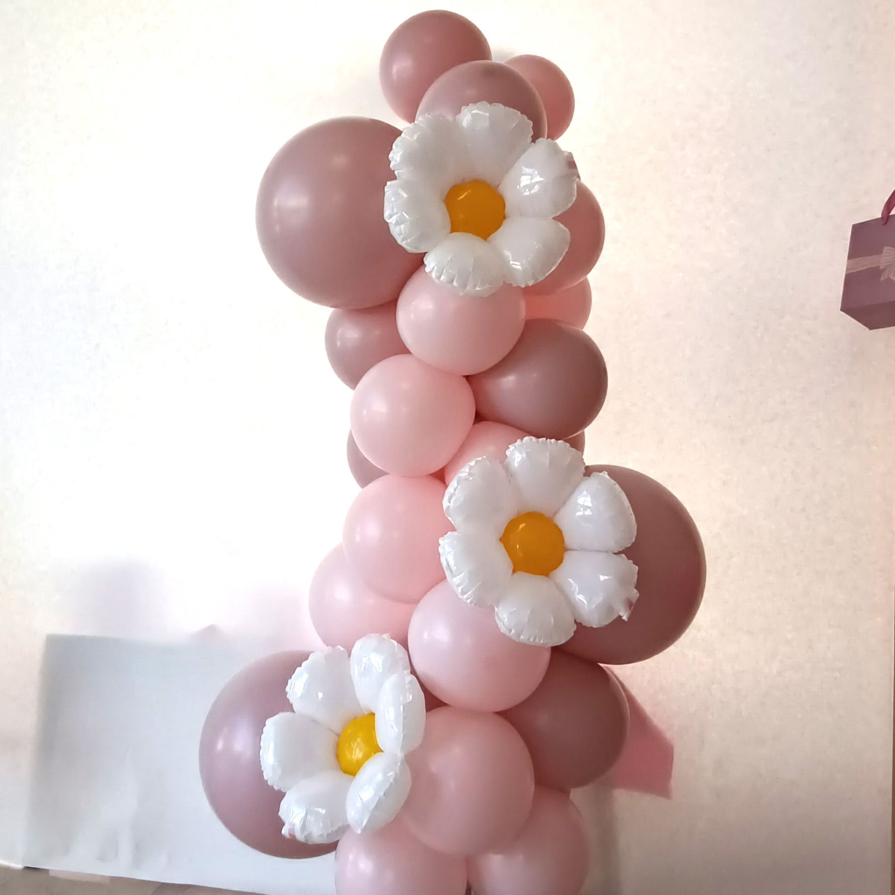 Ballonsäule in Rosé und Pink mit Blumen-Deko2