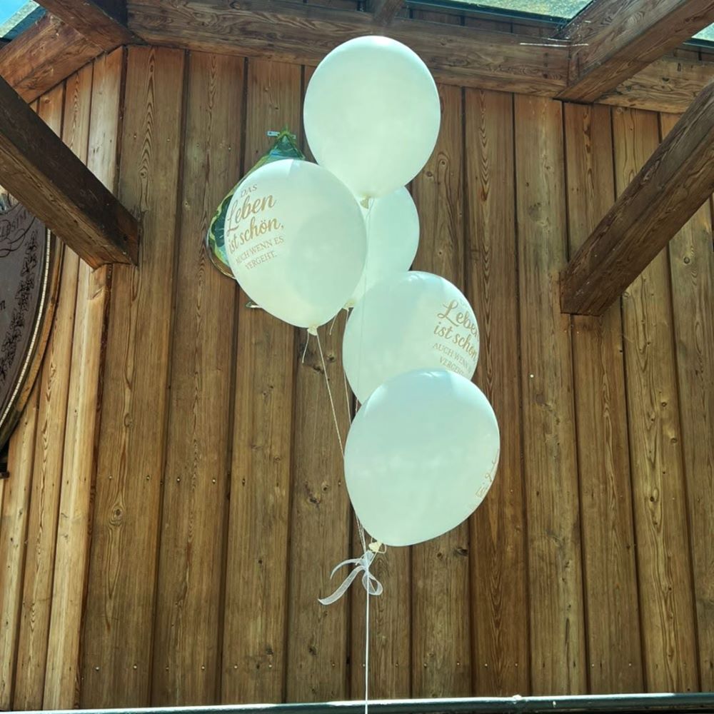 Weiße Latexballons mit dem Aufdruck 'Das Leben ist schön, auch wenn es vergeht.' – ideal für Trauerfeiern und Gedenkzeremonien.3