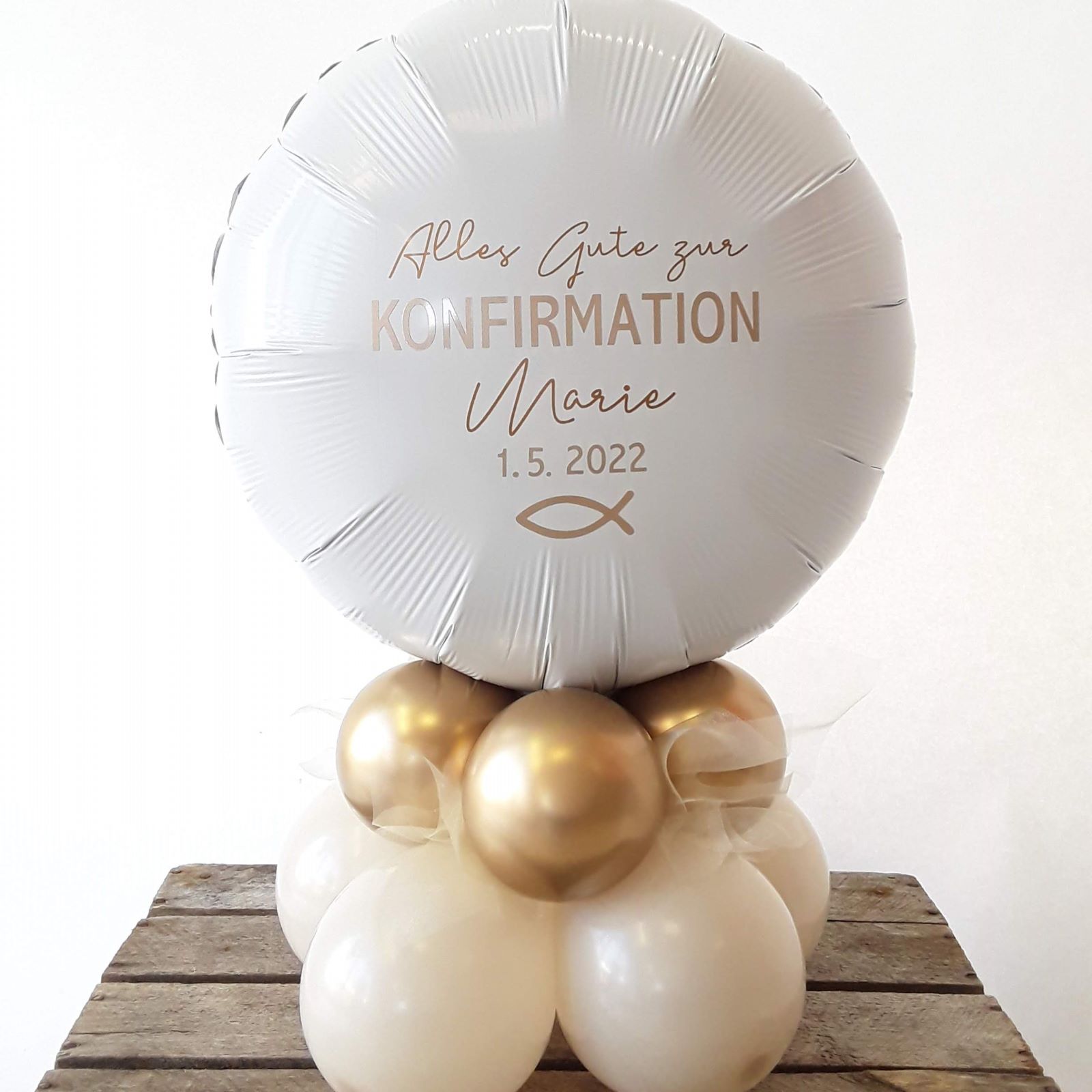 Runder Folienballon in Weiß mit goldenem Aufdruck 'Alles Gute zur Konfirmation Marie 1.5.2022', auf Sockel aus goldenen und beigen Latexballons