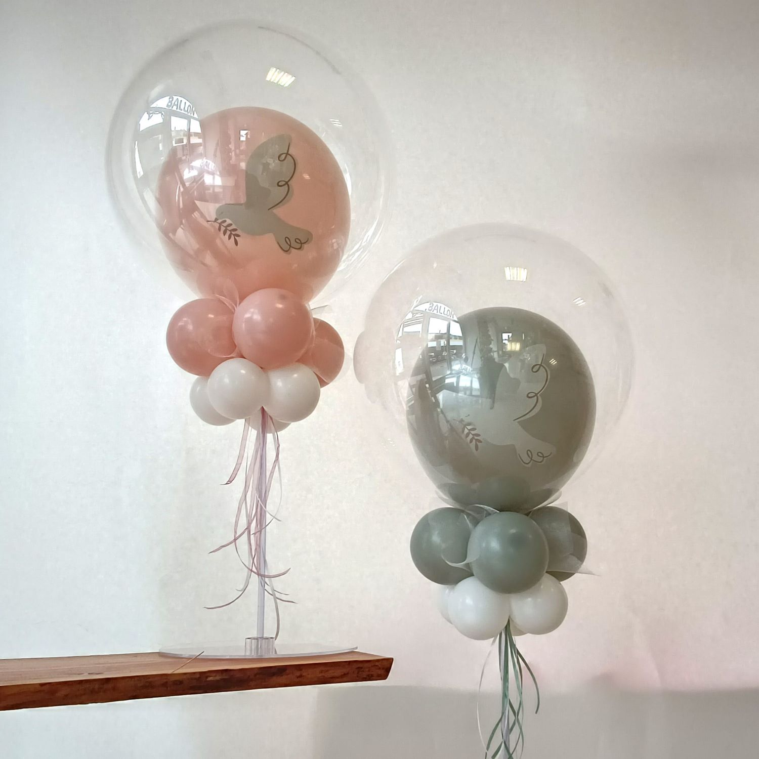 Transparenter Bubbleballon mit Taubenaufdruck in Rosa & Grau, dekoriert mit Tüll und Bändern