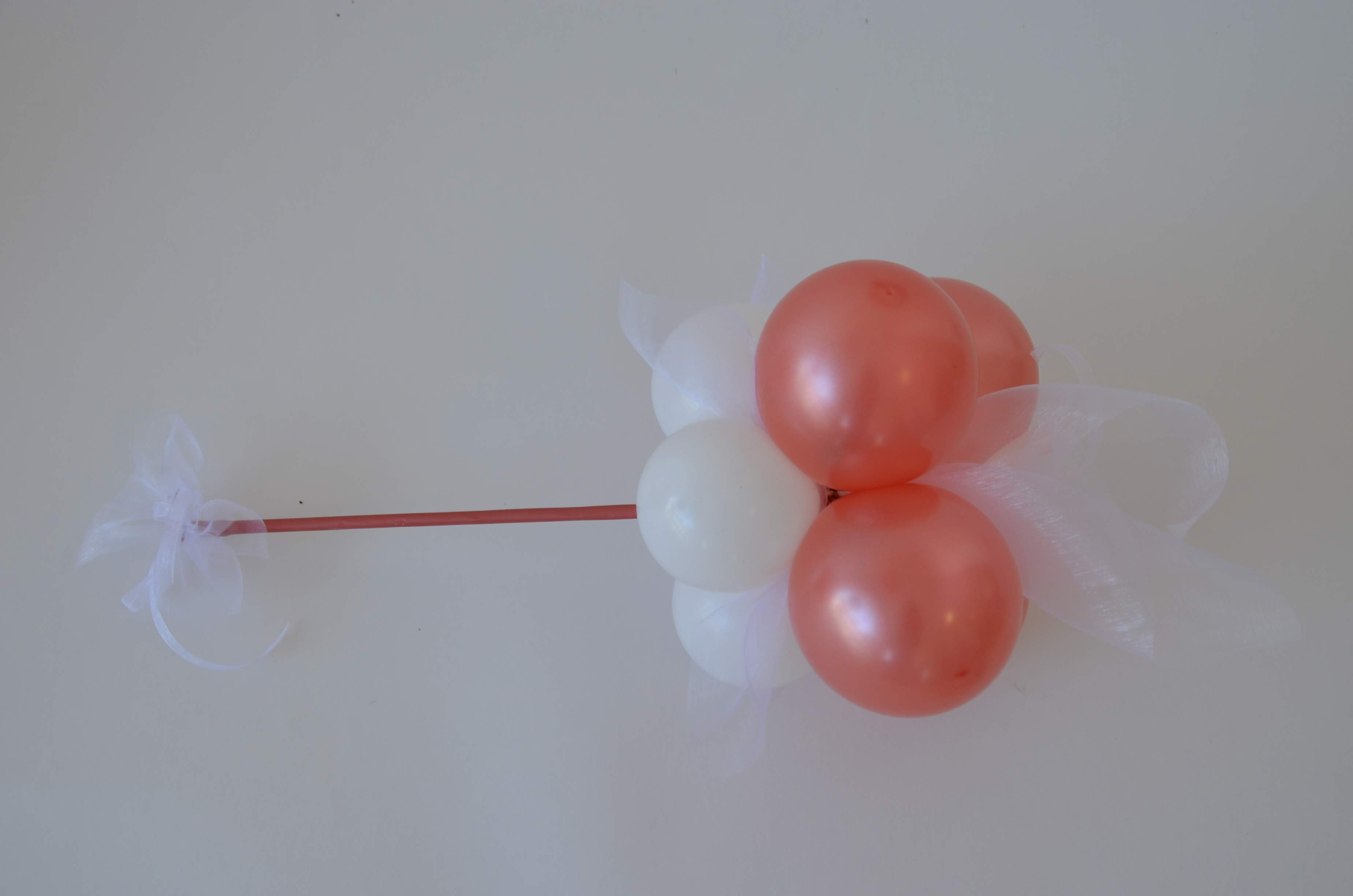 Selbst gebaute Ballonnadel in weiß und rosegold zum Platzen des Exploding Ballons