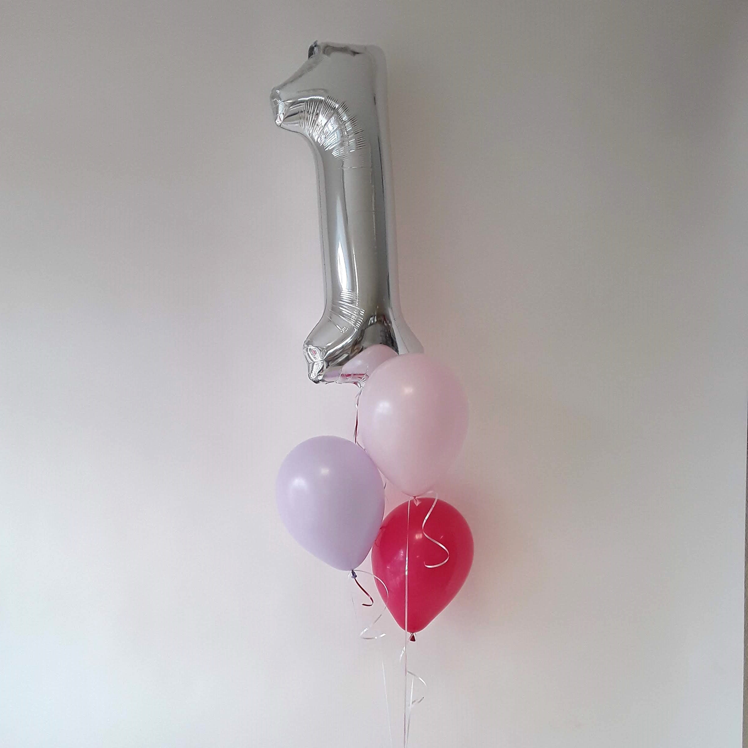Ballon-Zahl 1 in Silber mit rosa, pinken und lila Ballons auf Heliumbasis