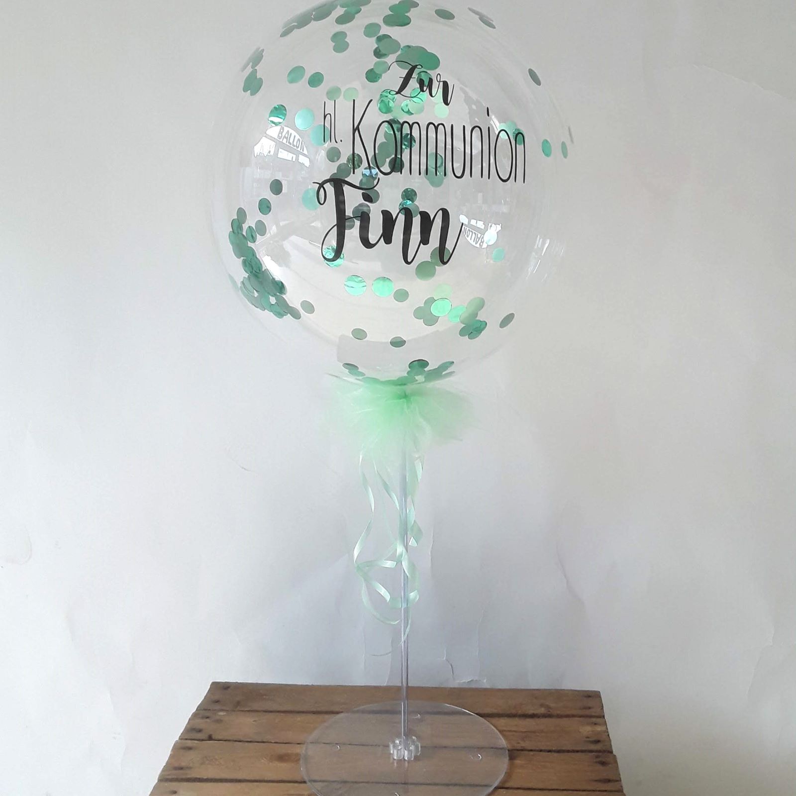 Großer Bubbleballon mit grünem Konfetti, personalisiertem Aufdruck und grünem Tüllband