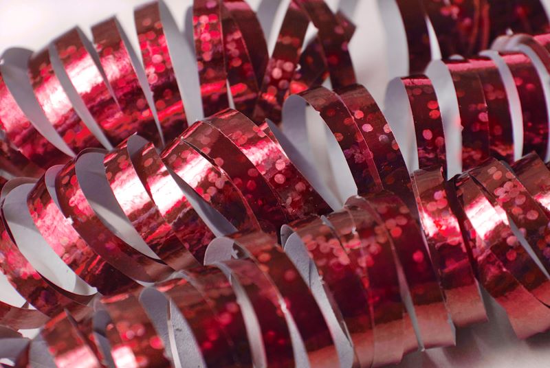 luftschlangen-rot-holographisch-party-tischdeko-geburtstag-feier-ballonladen-kirea