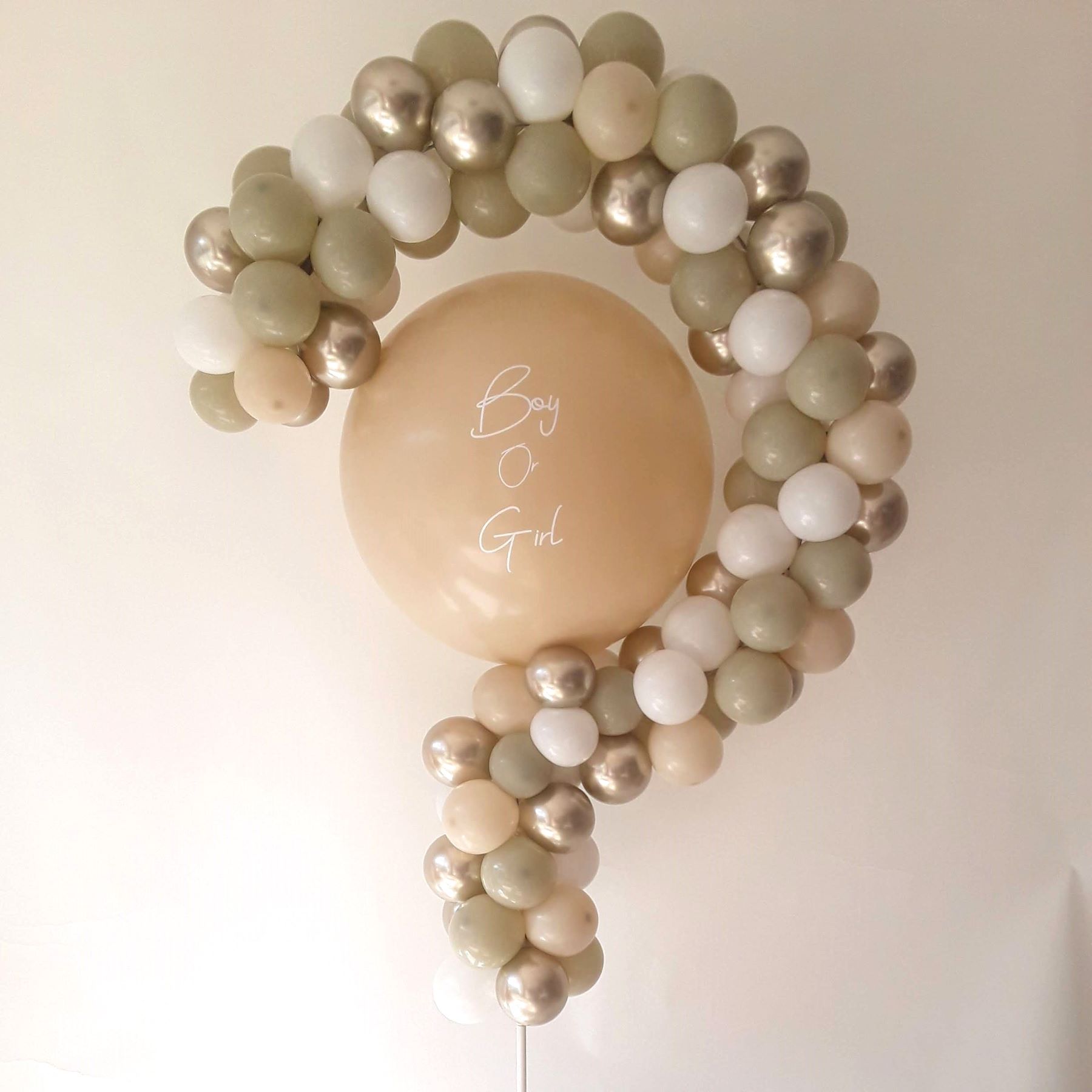 Fragezeichen-förmige Ballonskulptur in Beige, Weiß und Gold mit großem Ballon 'Boy or Girl'2